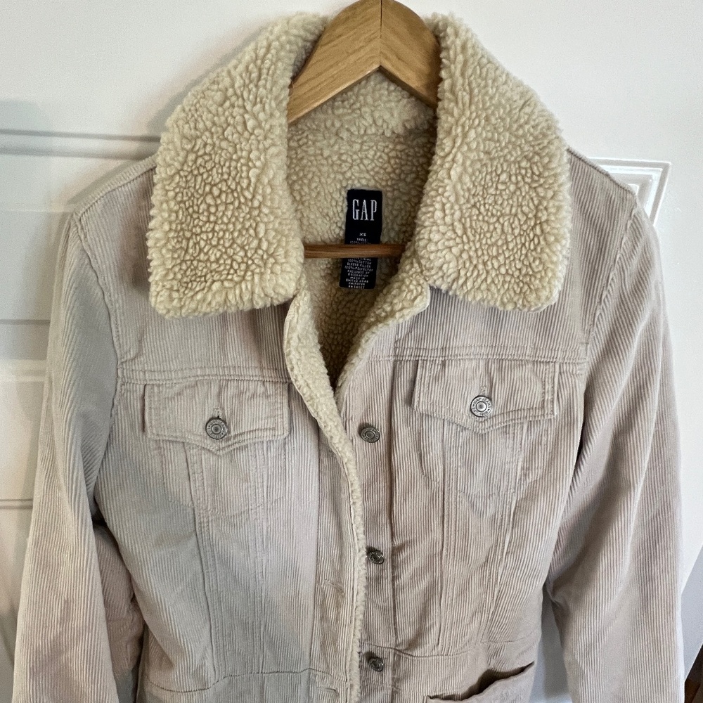 Gap Women's Sherpa Lined Trucker Corduroy Coat size XS. Ivory color. Very clean.